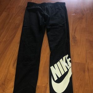 Black Nike girl leggings